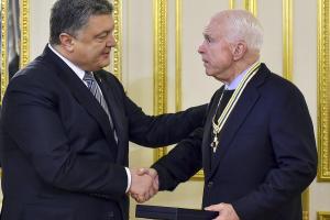 Порошенко вручил государственные награды сенаторам США