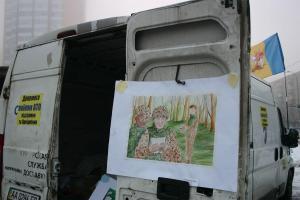 В зону АТО из Киева отправились 44 грузовика с подарками для военных