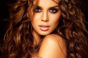 Анна Седокова продемонстрировала свои шикарные формы в кружевном декольте