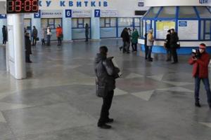 В пустом ж/д вокзале Луганска провели песенный флешмоб