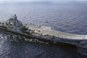 "Адмирал Кузнецов" снова несет потери: Су-33 рухнул в воду после полета