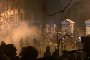 Под АП все в дыму: националисты пытаются "выкурить" Порошенко дымовыми шашками