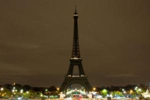 В Париже «погасили» Эйфелеву башню в знак поддержки сирийскому городу Алеппо