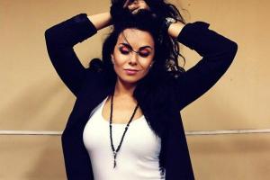 Настя Каменских сразила поклонников наповал откровенным костюмом