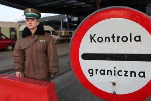 На границе с Польшей в огромных очередях находятся около тысячи машин