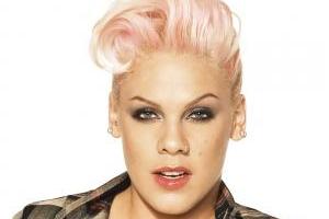 Беременная певица Пинк поразила поклонников откровенной фотосессией накануне родов