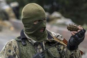 В Докучаевске произошел шокирующий инцидент: боевик "ДНР" решил пошутить на свадьбе с гранатой и лишился руки