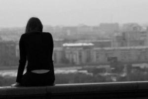 В Мариуполе школьница спрыгнула с крыши многоэтажки: стали известны шокирующие подробности