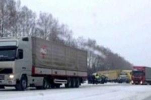 В Украине ограничено движение грузовиков из-за снегопадов  