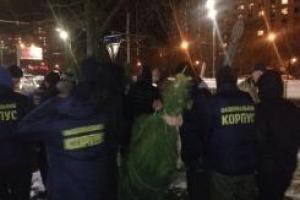 В Харькове активисты отбирали у реализаторов ёлки и бесплатно раздавали прохожим