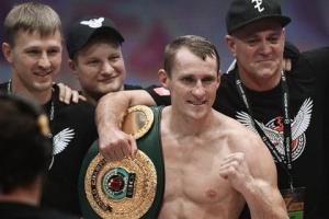 Российский боксер за 40 секунд проиграл два чемпионских пояса 