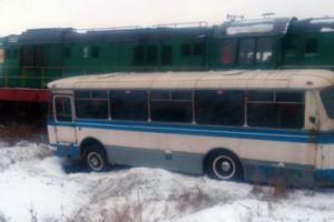 В Донецкой области произошло страшное ДТП, в котором автобус с шахтерами столкнулся с поездом
