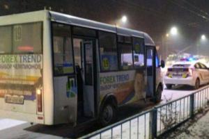 В Житомире маршрутка переехала ноги мальчику, который выпал из салона