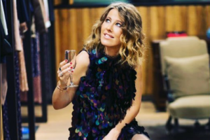 Ксения Собчак с пустым бокалом поздравила подписчиков с Новым годом