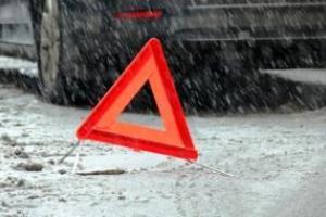 В Донецке автомобиль влетел в остановку, есть жертвы
