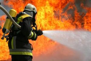 В Луганске подожгли оптовую базу: хозяйка складов отказалась платить "дань"