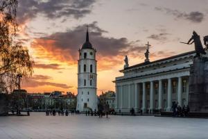 Здание торгового представительства РФ в Литве забросали яйцами