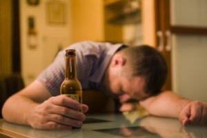 Россияне продолжают травиться алкоголем: коктейль «Тайм-аут» убил четверых человек