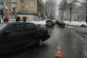 В Харькове произошло шокирующее ДТП: столкнулись два автомобиля, пострадал пешеход