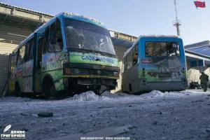 В Донецке под обстрел попала СТО, сгорели автобусы, есть раненый