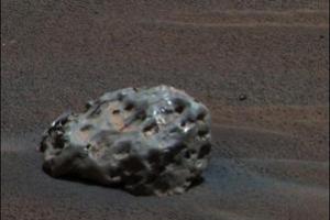 На Марсе обнаружен металлический метеорит: ученые NASA показали необычную находку