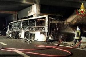 Появилось жуткое видео сгоревшего автобуса с детьми в Италии