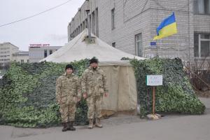 Военные помогают украинцам в сложных погодных условиях и кормят в пунктах обогрева