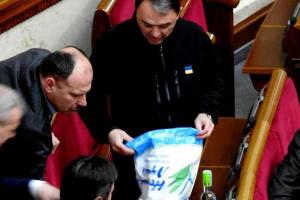 Нардеп принес в Раду водку и сигареты из "ДНР"