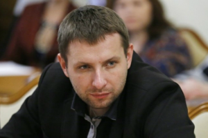 Парасюк отказался сидеть рядом с Савченко и "мигрирует" по сессионному залу ВР