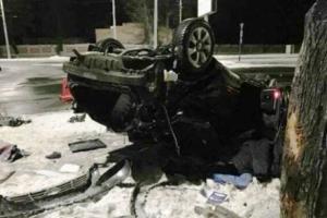 На Винничине авто разбилось всмятку, влетев в  электроопору: есть жертвы