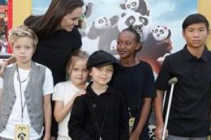 Биологическая мать удочеренного ребенка Анджелины Джоли просит актрису о встрече с девочкой