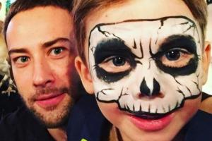 Дмитрий Шепелев учит маленького сына кататься на коньках