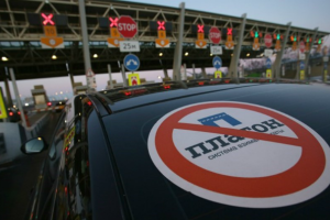 В Питере дальнобойщики блокировали платную трассу и таранили шлагбаумы