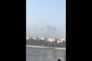 Над китайским городком нависли небоскребы огромных размеров: появились удивительные кадры