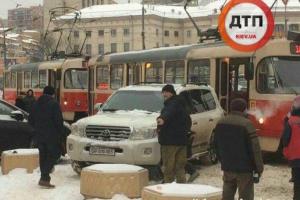 Автомобиль с дипломатическими номерами устроил коллапс на дороге в Киеве