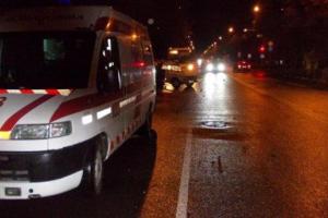 В Киеве несколько автомобилей 50 метров тащили пешехода по асфальту