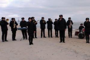 Полицейские Донбасса исполнили патриотическую песню на берегу Азовского моря