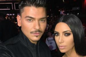 Ким Кардашьян учила арабских женщин своему фирменному макияжу