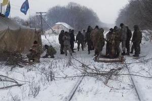 Среди боевиков "ЛНР" паника: ветераны АТО заблокировали 700 вагонов с продовольствием для оккупантов
