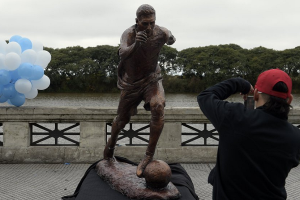 В Аргентине вандалы уничтожили памятник Месси, сохранив только ноги и мяч: появилось фото