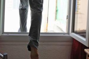 В Харькове молодой человек пытался совершить суицид, выпрыгнув с шестого этажа