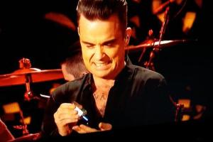 Робби Уильямс стал объектом насмешек: певец после общения с фанатами продезинфицировал руки