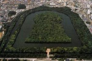 В Японии ученые случайно наткнулись на уникальную потайную комнату конца V века