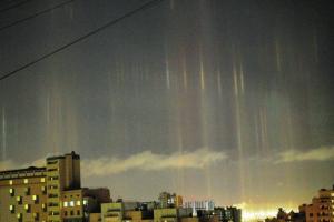 В небе над Петербургом из-за сильных морозов появились световые столбы