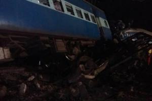 Крушение поезда в Индии: десятки погибших, появились фото и видео