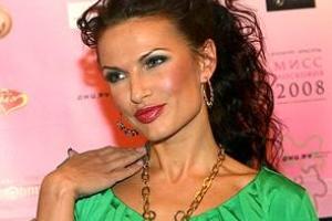 Эвелина Бледанс поучаствовала в фотосессии под проливным дождем