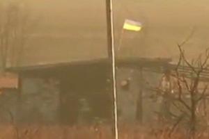 Бойцы АТО под покровом ночи установили украинский флаг между позициями боевиков рядом с ДАП