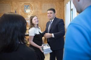 Гройсман встретился с девочкой, которой 10 лет назад помог вернуть слух