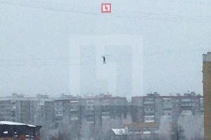 В России парень шел по проводам между высотными домами и сорвался вниз: шокирующее видео выложили в сети