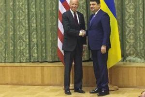 Гройсман поблагодарил Байдена за поддержку и веру в Украину